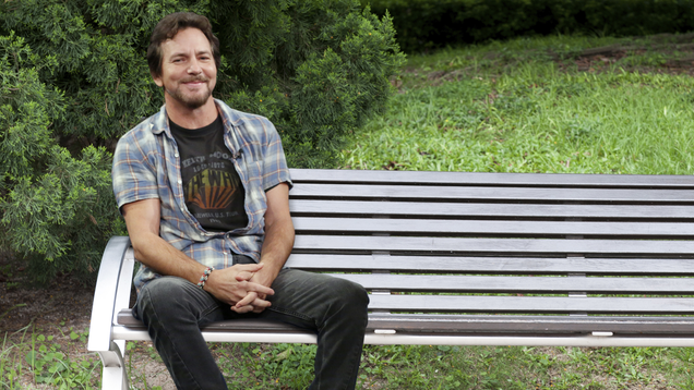 Illustration for article titled This Amazing New App Digitally Removes Eddie Vedder From Your Photos